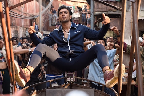 「Mere Gully Mein（路地裏が俺の庭）」のミュージックビデオより。