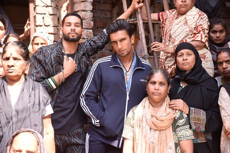 「Mere Gully Mein（路地裏が俺の庭）」のミュージックビデオより。