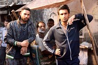 「Mere Gully Mein（路地裏が俺の庭）」のミュージックビデオより。