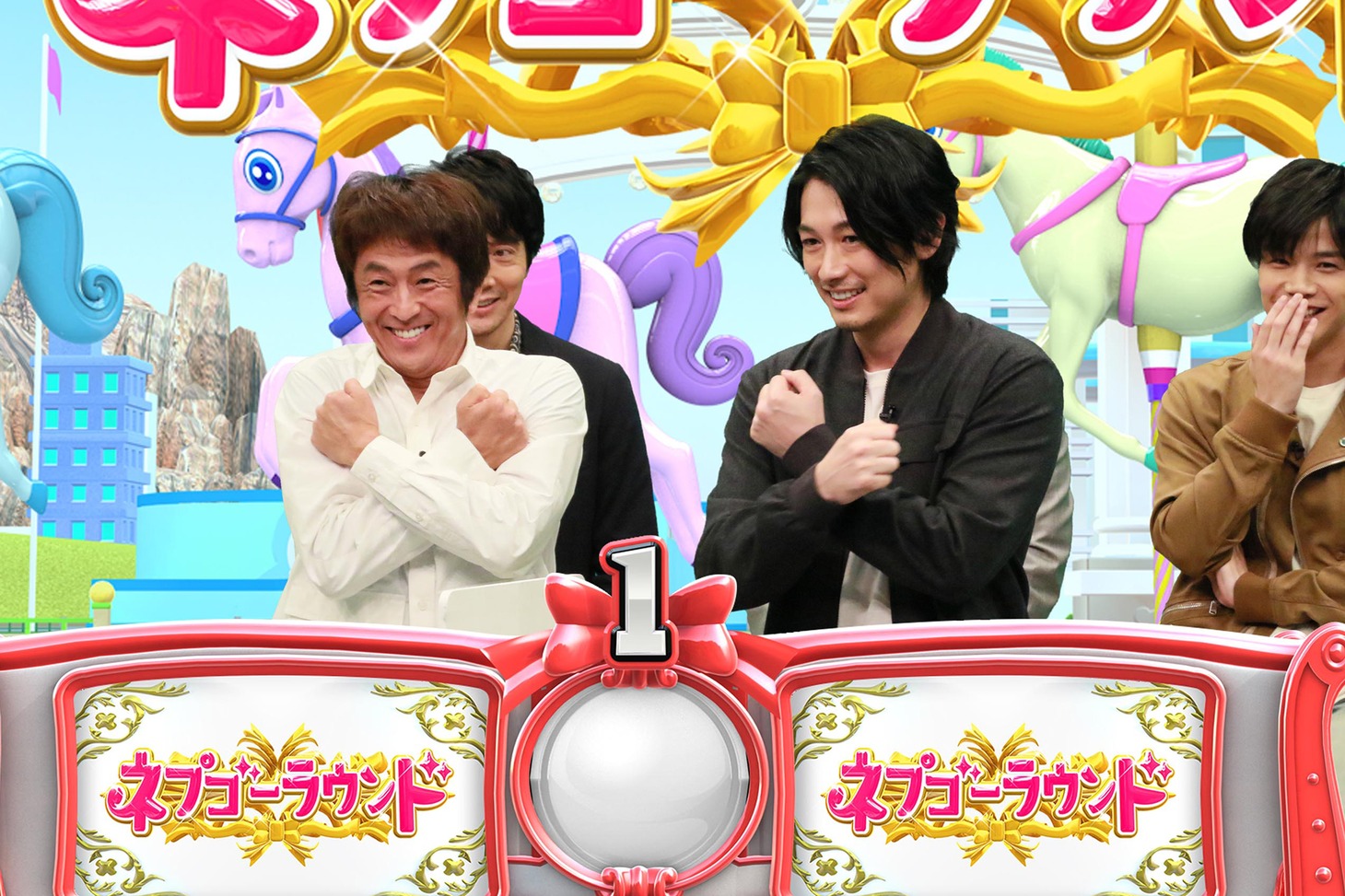 “シャーロック・ポーズ”を披露する堀内健、ディーン・フジオカ。 (c)フジテレビ