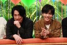左からディーン・フジオカ、岩田剛典。 (c)フジテレビ