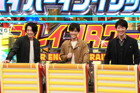 左からディーン・フジオカ、岩田剛典、佐々木蔵之介。 (c)フジテレビ
