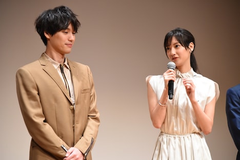 左から福士蒼汰、菜々緒。