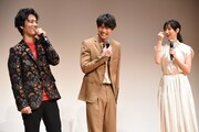 左から桐谷健太、福士蒼汰、菜々緒。