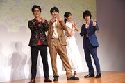 「4分間のマリーゴールド」第1話特別試写会で“4マリポーズ”を決めるキャスト陣。左から桐谷健太、福士蒼汰、菜々緒、横浜流星。