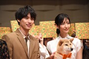 左から福士蒼汰、シロ、菜々緒。