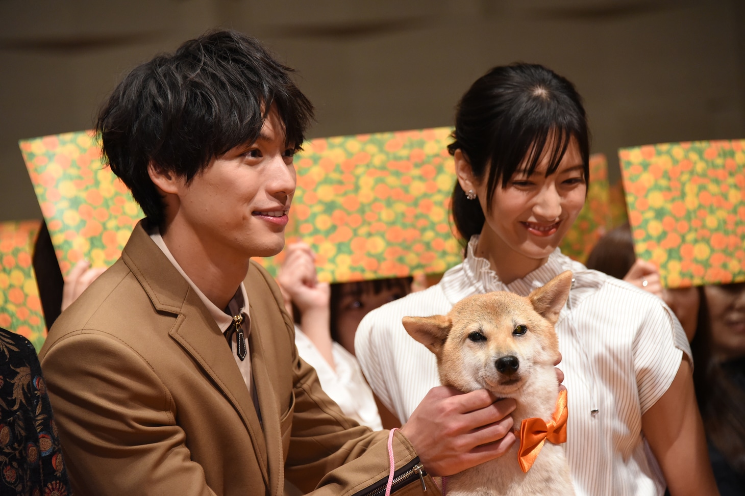 左から福士蒼汰、シロ、菜々緒。