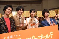 「4分間のマリーゴールド」第1話特別試写会の様子。左から桐谷健太、福士蒼汰、シロ、菜々緒、横浜流星。