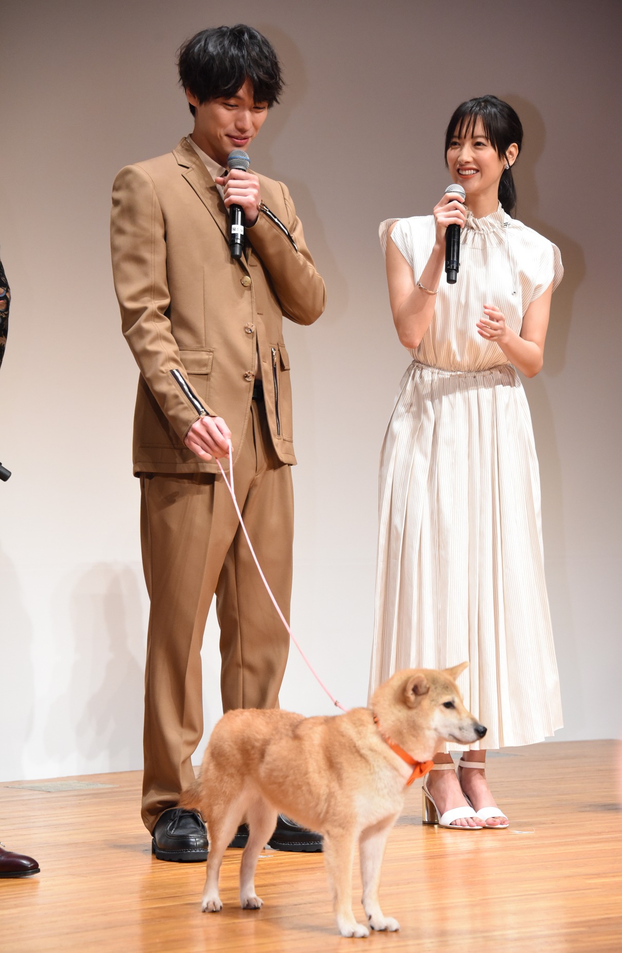 シロと一緒に登場した福士蒼汰（左）。