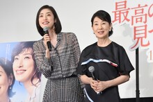 観客からの質問を聞く天海祐希（左）と吉永小百合（右）。