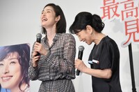 左から天海祐希、吉永小百合。