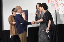 当選者の父娘と握手する吉永小百合（右）と天海祐希（右から2番目）。