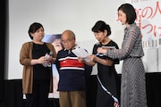 娘から父へ向けた手紙を代読する吉永小百合(右から2番目)。