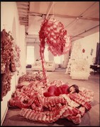 「草間彌生∞INFINITY」 (c)Peter Moore, Photo of Yayoi Kusama with "My Flower Bed" in her NYC studio, c.1965 (c)2018 Barbara Moore / Licensed by VAGA at Artists Rights Society (ARS), NY, Courtesy Paula Cooper Gallery, New York.