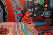 「草間彌生∞INFINITY」 (c)Portrait of Yayoi Kusama in her studio. Image (c)Yayoi Kusama. Courtesy of David Zwirner, New York; Ota Fine Arts,Tokyo/Singapore/Shanghai; Victoria Miro, London; YAYOI KUSAMA Inc.