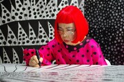 「草間彌生∞INFINITY」 (c)Artist Yayoi Kusama drawing in KUSAMA - INFINITY. (c)Tokyo Lee Productions, Inc. Courtesy of Magnolia Pictures.
