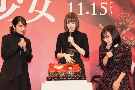 本日10月8日に22歳の誕生日を迎え、サプライズケーキを贈られた玉城ティナ（中央）。