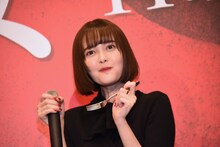 ケーキを一口ほおばり笑みをこぼす玉城ティナ。