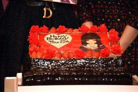玉城ティナに贈られたサプライズケーキ。