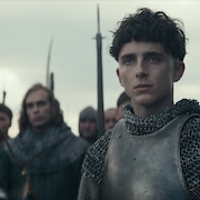 ティモシー・シャラメが甲冑姿で戦いに身を投じる、主演作「キング」本予告解禁