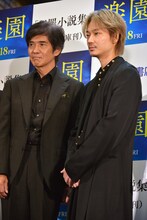 左から佐藤浩市、綾野剛。