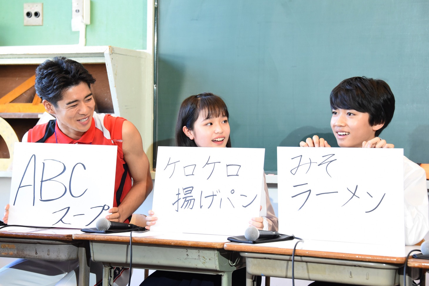 ドラマ「おいしい給食」記者会見の様子。