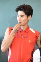 フォトセッションの最中に、突然ホイッスルを吹く辻本達規。