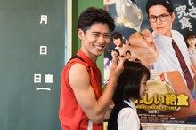 ホイッスルをアピールしながら退場する途中で、豊嶋花（右）に衝突した辻本達規（左）。