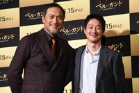 左から渡辺謙、加瀬亮。