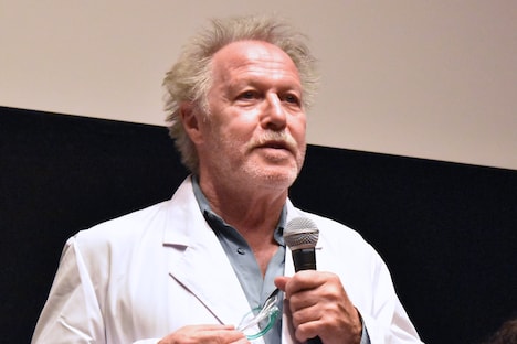 白衣を着て登場したニコラ・フィリベール。