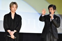 左から綾野剛、佐藤浩市。