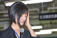 クールな顔を作ろうとする松本まりか。