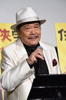 「また逢う日まで」を歌う西田敏行。