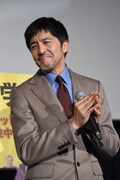 感慨深げに西田敏行の歌を聴く谷中敦。