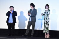 「勝ちましたねー！」と喜ぶ登壇者たち。