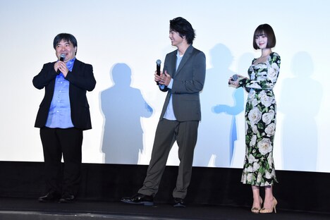 「勝ちましたねー！」と喜ぶ登壇者たち。