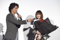 玉城ティナ（右）の挨拶時に、代わりにマイクを持つ伊藤健太郎（左）。