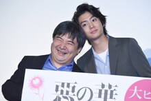 顔を寄せ合う井口昇（左）と伊藤健太郎（右）。