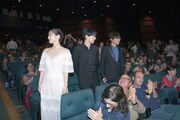 左から吉岡里帆、吉沢亮、長井龍雪。