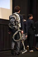 ゴーストバスターマシンを着用して登場した板垣瑞生。