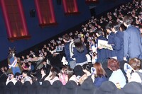 怪人二十面相（左）がサプライズ登場した様子。