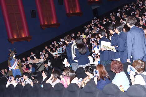 怪人二十面相（左）がサプライズ登場した様子。