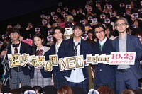 「超・少年探偵団NEO -Beginning-」完成披露上映会にて、左から板垣瑞生、堀田真由、高杉真宙、怪人二十面相、佐野岳、長村航希、芦塚慎太郎。