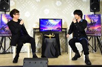 中村倫也（右）のゴルフの腕前に驚く山寺宏一（左）。