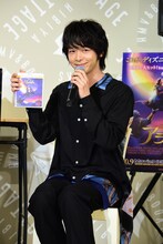 「アラジン」MovieNEXをアピールする中村倫也。