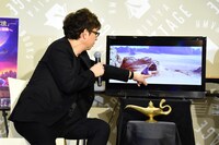 「アラジン」のお気に入りシーンを観る山寺宏一。