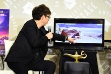 「アラジン」のお気に入りシーンを観る山寺宏一。
