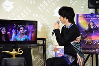 「アラジン」のお気に入りシーンを観る中村倫也。