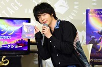 「アラジン」MovieNEXをアピールする中村倫也。