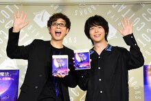 「アラジン」MovieNEX発売記念イベントの様子。左から山寺宏一、中村倫也。